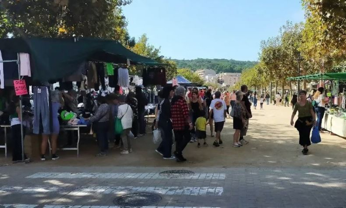 Toni Carrión es reuneix amb els marxants que demanen una reordenació del mercat dels diumenges al Passeig