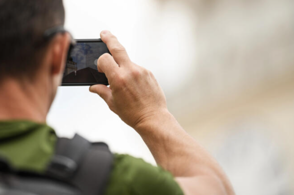 Més diners per a la comunicació del govern mentre l’oposició continua invisible a un any de les eleccions