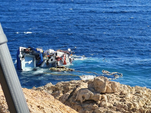 Cinc dies després el pesquer continua enfonsat